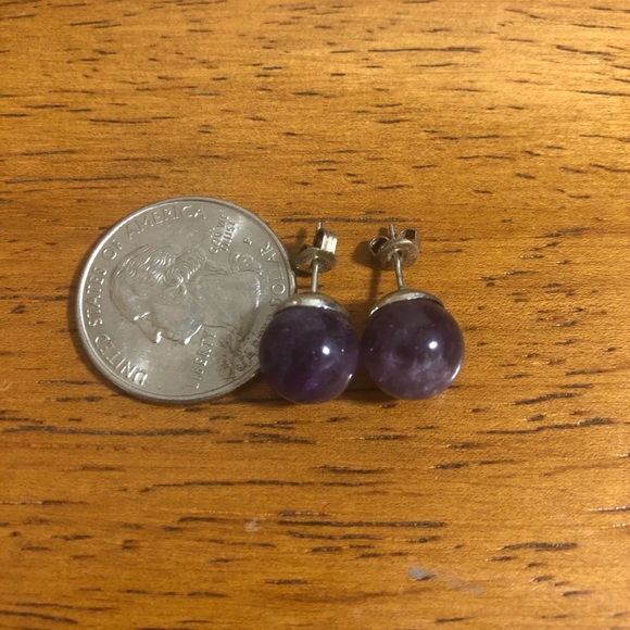 2 pairs of earrings. - Picture 2 of 2